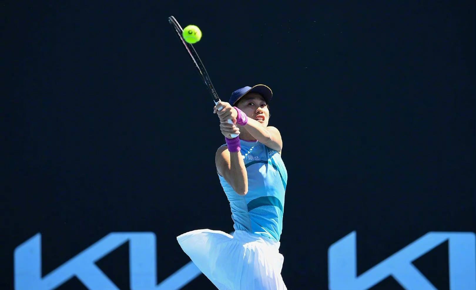 会中表现出 会中表现出