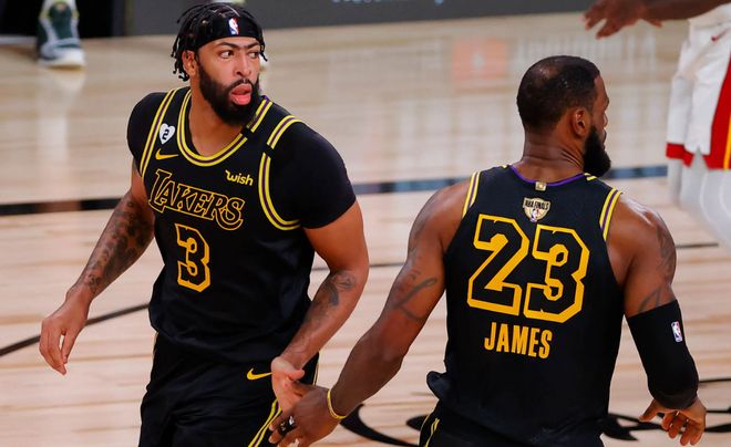 被动调整！阿方索-戴维斯因伤被格雷罗换下.